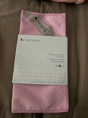 Norwex Face makeup remover cloths, pack of 2, never used but for one which I hav